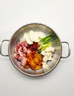 [밀키트] 묵은지 돼지고기 김치찌개 1,400g